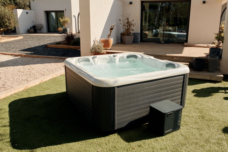 Pompe &agrave; chaleur O'Spa &agrave; c&ocirc;t&eacute; d'un spa