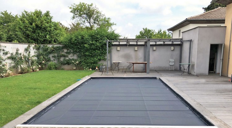 couverture de piscine prot&eacute;g&eacute;e par Protect One 2.0