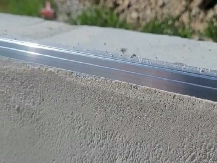 Rail-Hung ABPool pos&eacute;