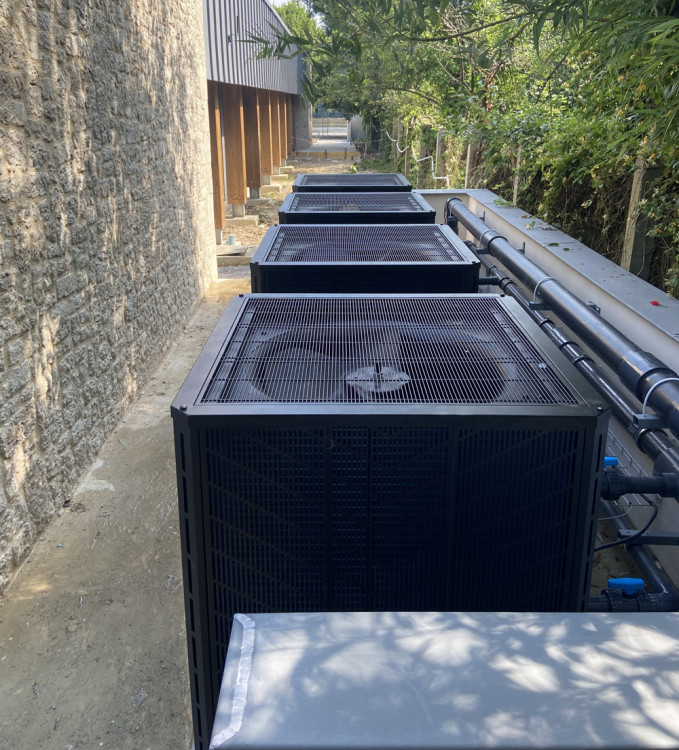 Installation des pompes &agrave; chaleur RAK Inverter &agrave; la piscine municipale de Gennes 
