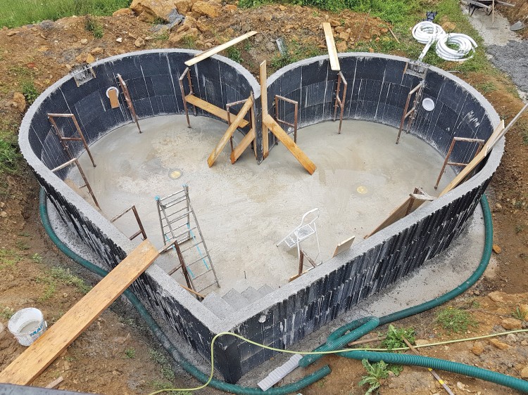 Piscine en forme de coeur r&eacute;alis&eacute;e avec le syst&egrave;me de construction Solidpool