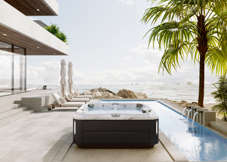 Spa Jacuzzi JHT-J385 sur terrasse devant piscine face &agrave; la mer