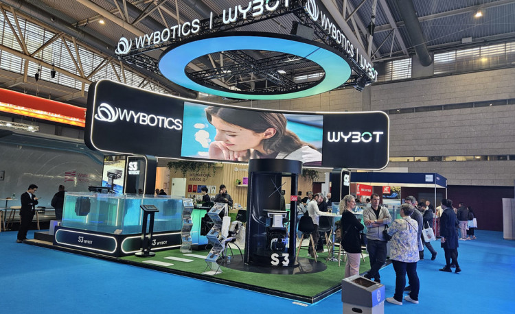 Le robot Wybot S3 pr&eacute;sent&eacute; sur le stand de Wybotics &agrave; Piscina Barcelona 2025