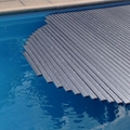 Eine neue Polycarbonat-Lamelle im &bdquo;Alu-Look&ldquo;