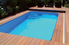 Mobile Terrasse und automatische Rollladenabdeckungen f&uuml;r das Schwimmbad