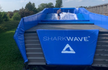 SHARKWAVE, eine mobile Surfattraktion in den Startl&ouml;chern