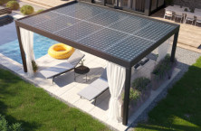 Pergola Solar di Alukov: l&rsquo;energia solare per la piscina