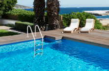 AstralPool presenta la scala con rivestimento Plascoat&reg; soluzione per le piscine con acqua salata