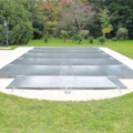 10 mod&egrave;les de couvertures de piscine &agrave; barres 4 saisons