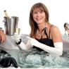 Abendkleid, ein Glas Champagner und ein Whirlpool&hellip;.