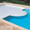 La couverture automatique de piscine pour les projets les plus sophistiqu&eacute;s