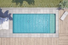 AKOYA, premi&egrave;re piscine coque avec volet immerg&eacute; sous plage