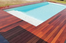 Akoya, la piscine coque brevet&eacute;e, avec volet immerg&eacute; sous plage d'Aboral