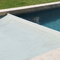 Couverture de piscine Aquaguard 4 saisons, la solution s&eacute;curit&eacute; simple et fiable 