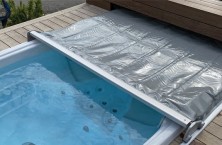 Couverture isothermique s&eacute;curisant l&rsquo;acc&egrave;s au spa ou spa de nage