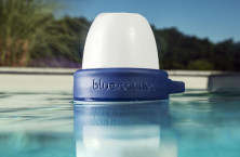 Analyseurs d&rsquo;eau de piscine et de spa connect&eacute;s + application mobile : l'offre Blueriiot