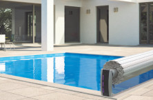 Innovation et design pour les couvertures automatiques piscine avec Sofatec