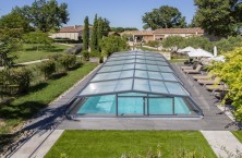 L'abri piscine mi-haut Arcadia de V&eacute;nus install&eacute; dans un g&icirc;te