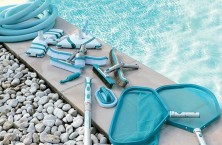 La gamme d'accesssoires pour nettoyer la piscine de Bayrol