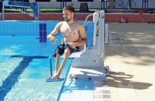 La vaste gamme de solutions PMR d'Axsol pour l&rsquo;acc&egrave;s aux piscines
