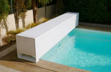 Le BANC By AstralPool : un habillage design de la couverture de piscine 