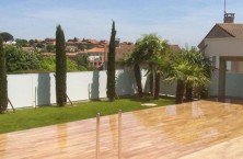 The mobile deck of AZENCO : a pool enclosure and several living spaces