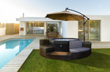 Le parasol d&eacute;port&eacute; assorti au spa Octopus de Poolstar
