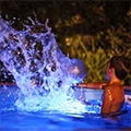 Les piscines hors-sol ont aussi leur &eacute;clairage couleur &agrave; LED