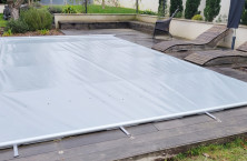 Neue Abdeckung mit unsichtbaren St&auml;ben von APF Pool Design