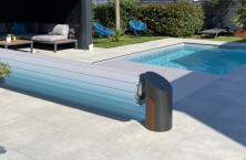 Open Solar D.sign, le nouveau volet piscine &agrave; alimentation solaire d&rsquo;Abriblue
