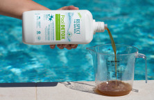 Pool Detox de BAYROL &eacute;limine la pollution des baigneurs et des v&eacute;g&eacute;taux de la piscine