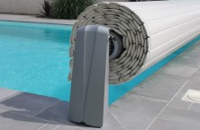 Poteaux design et moteurs performants pour ces couvertures automatiques