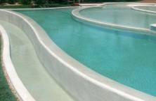 Pour obtenir une finition durable du rev&ecirc;tement de piscine b&eacute;ton ou silico-marbreux