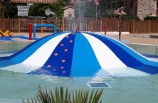 Un jeu aquatique "La Bulle" de 7 m&egrave;tres dans une piscine de camping