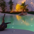Un rev&ecirc;tement de sol lumineux pour &eacute;gayer l'espace piscine