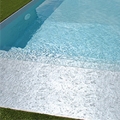 Une eau de piscine aux reflets nacr&eacute;s