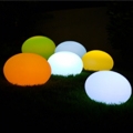 Une gamme de luminaires nomades  &agrave; poser sur la piscine