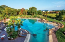 Une piscine parfaitement int&eacute;gr&eacute;e &agrave; son environnement