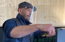 Une visi&egrave;re de protection adaptable aux casques de chantier et casquettes