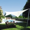 Voiles d&rsquo;ombrage au bord de la piscine