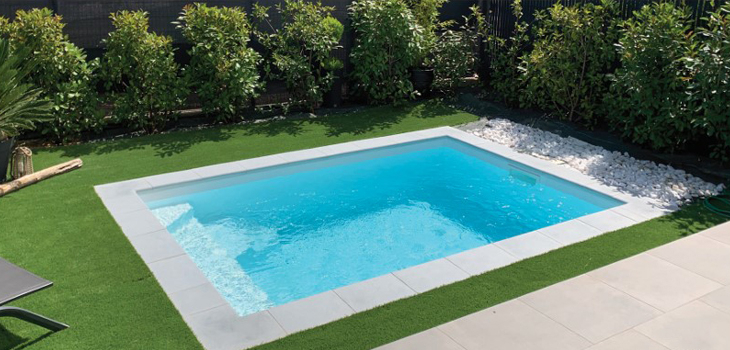Le mod&egrave;le piscine coque Lipsi 4,50 m x 2,20 m et 1,40 m de profondeur Mediester