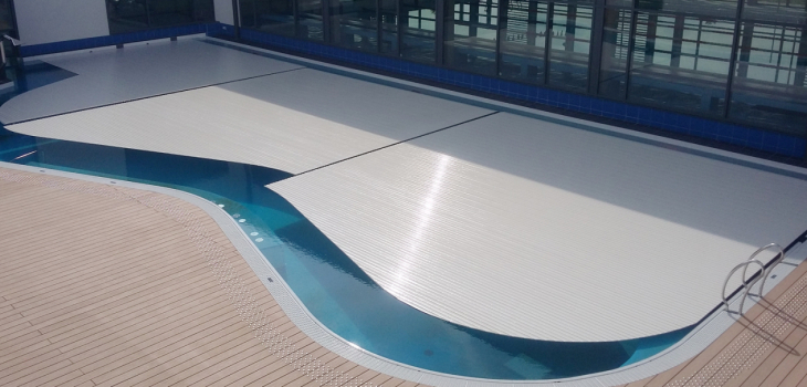 Piscine &agrave; usage collectif de 22 x 12 m couverte d'un volet Abriblue