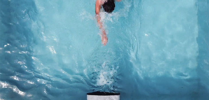 Nageur s'entrainant avec une turbine de nage &agrave; contre-courant Swimeo S dans une piscine
