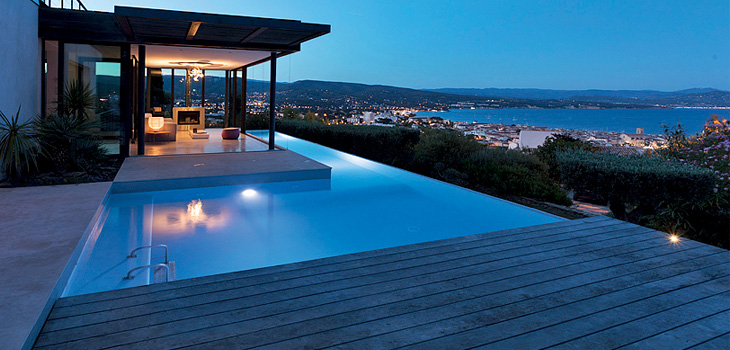 Piscine &eacute;clair&eacute;e avec les projecteur plat EvoLogic&reg; d'Hayward