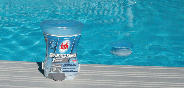 Flotteur hth&reg; Mini-Easyclic Brome devant piscine