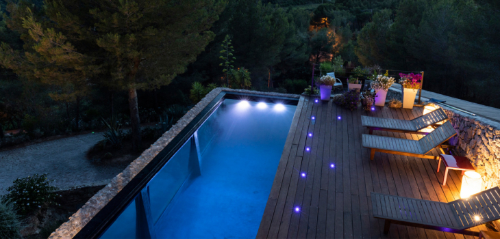 Piscine de nuit &eacute;clair&eacute;e gr&acirc;ce &agrave; des projecteurs LED plats Hayward &eacute;conomes