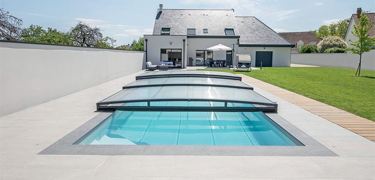 Abris de piscine ultra-bas t&eacute;lescopique &copy;Fred Pieau
