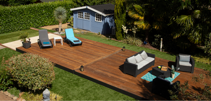 La terrasse mobile Escale d'Abriblue referm&eacute;e sur la piscine pour cr&eacute;er un nouvel espace de vie
