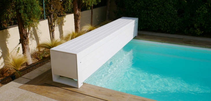 Le BANC By AstralPool avec habillage sup&eacute;rieur et lat&eacute;ral en PVC blanc