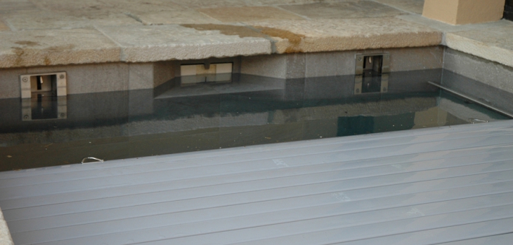 Syst&egrave;me de verrouillage automatique pour le volet de piscine d'Aqua Cover
